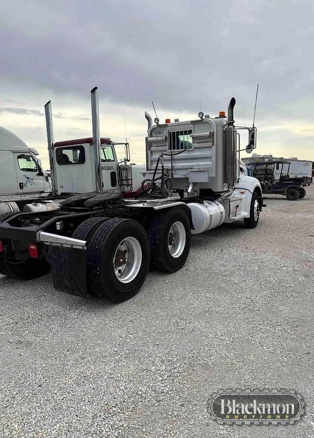 Image of Peterbilt 386 equipment image 2