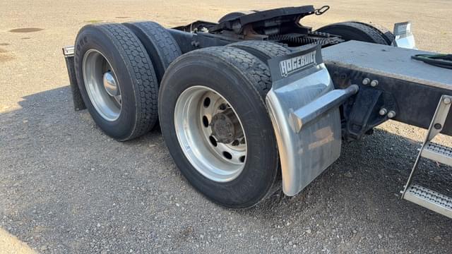 Image of Peterbilt 389 equipment image 4