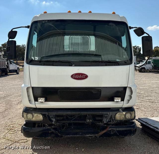 Image of Peterbilt 220 equipment image 1