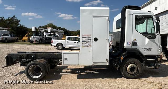 Image of Peterbilt 220 equipment image 3