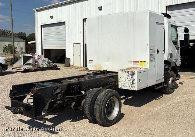 Image of Peterbilt 220 equipment image 4