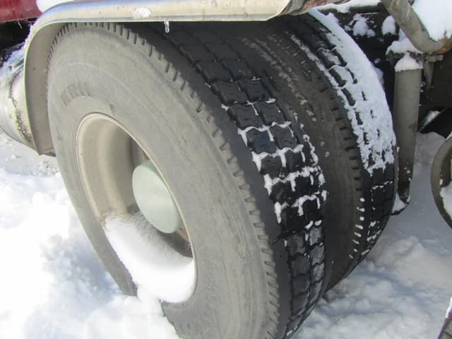 Image of Peterbilt 386 equipment image 4
