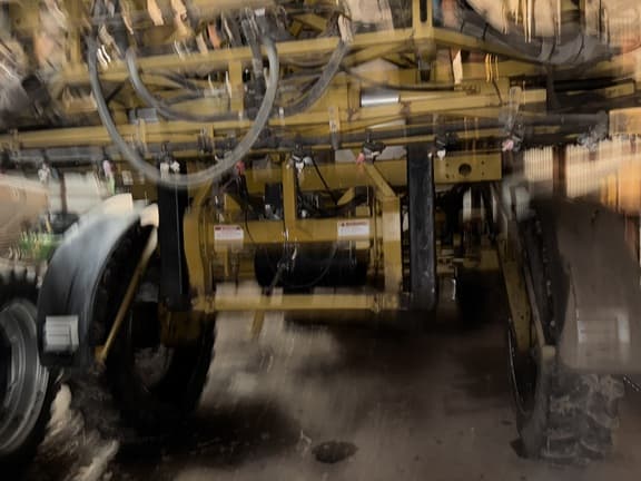 Image of Ag-Chem RoGator 1286C equipment image 2