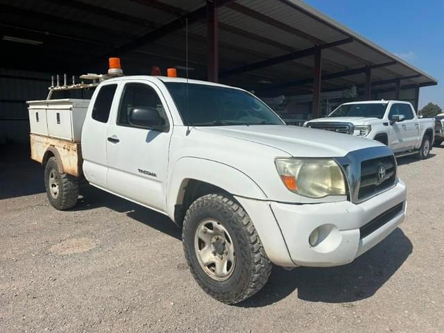 Image of Toyota Tacoma equipment image 2