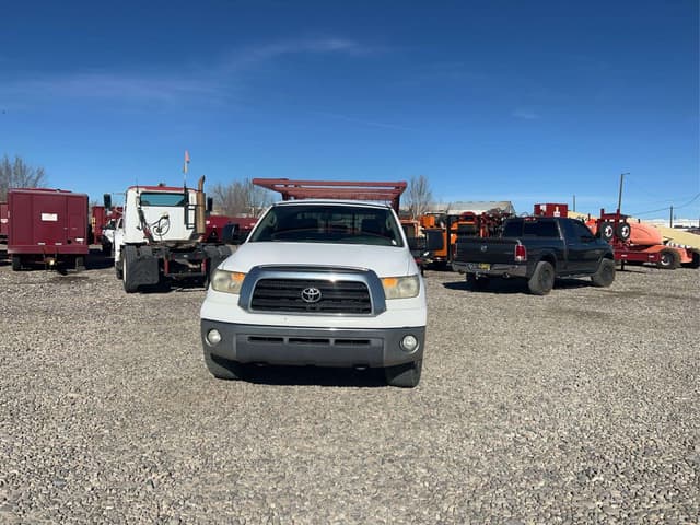 Image of Toyota Tundra SR5 equipment image 1