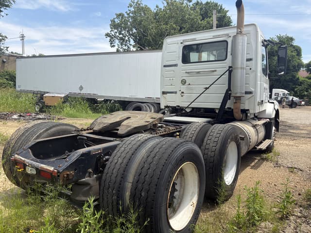 Image of Volvo D12 equipment image 3