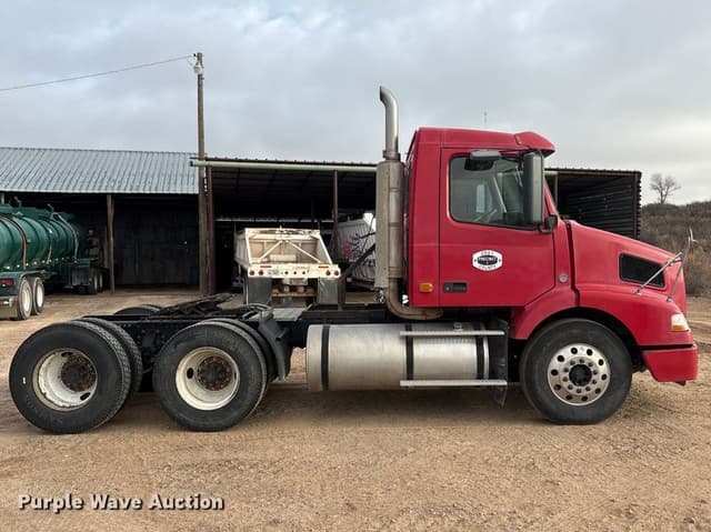 Image of Volvo VN equipment image 2