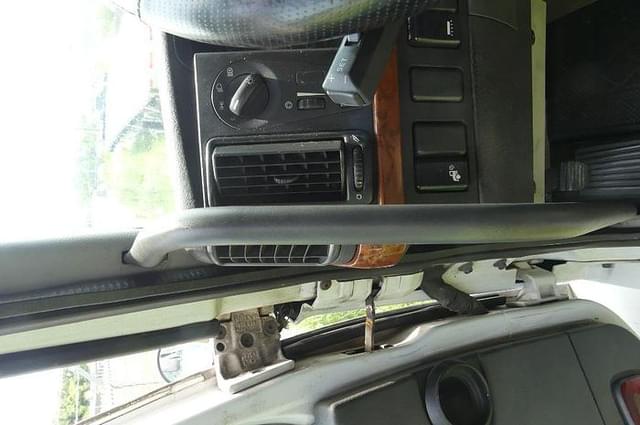 Image of Volvo VNL64T equipment image 3