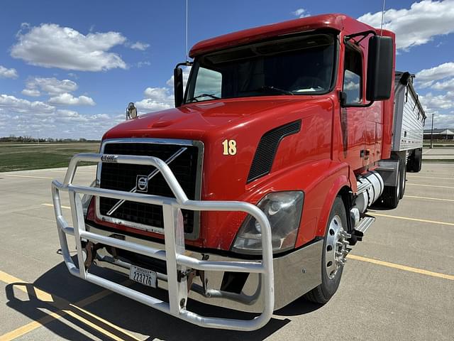 Image of Volvo VNL64T630 equipment image 2