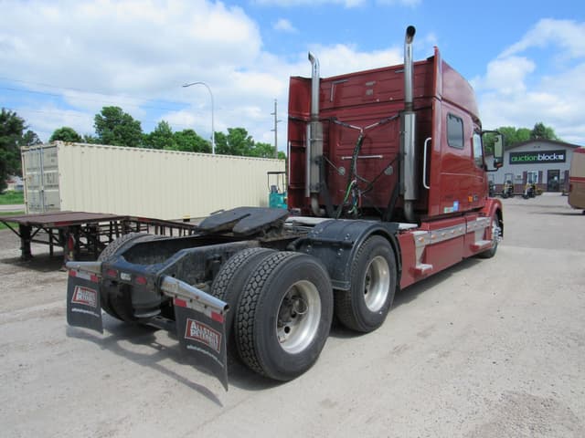 Image of Volvo VNL64T730 equipment image 3