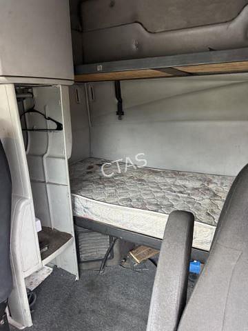 Image of Volvo VNL670 equipment image 4