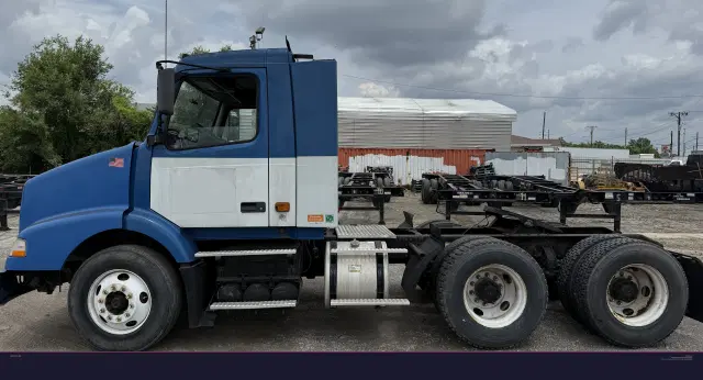 Image of Volvo VNM equipment image 1