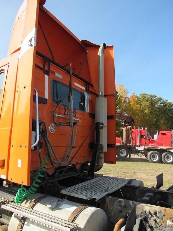 Image of Volvo VNM equipment image 4