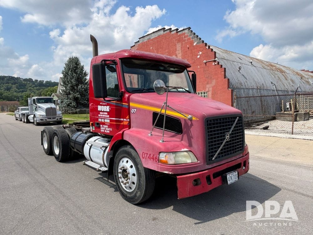 2007 Volvo VNM Equipment Image0