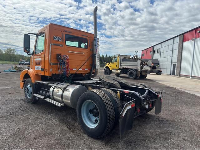 Image of Volvo VNM42T200 equipment image 3