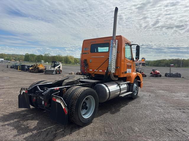 Image of Volvo VNM42T200 equipment image 2
