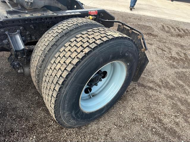 Image of Volvo VNM42T200 equipment image 4