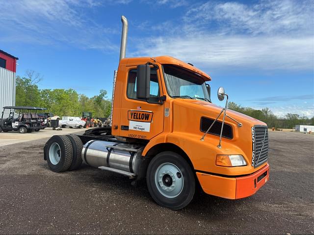 Image of Volvo VNM42T200 equipment image 1