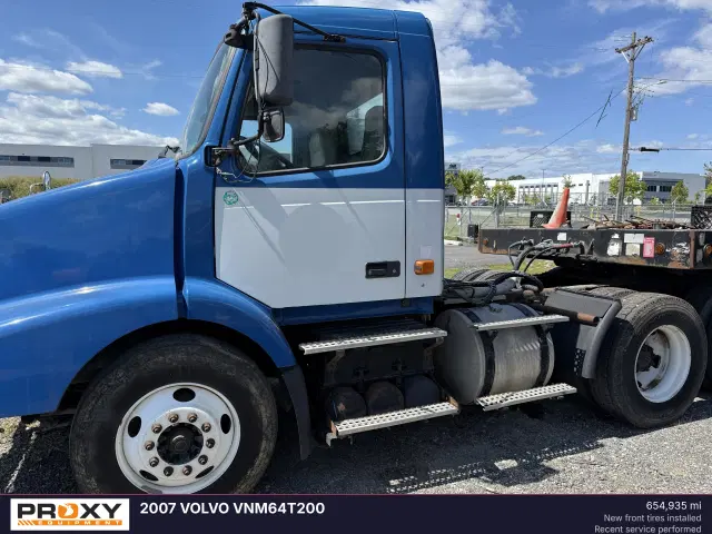 Image of Volvo VNM64T200 equipment image 1