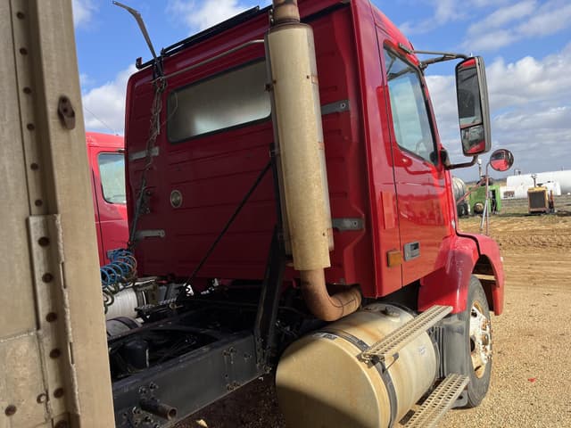 Image of Volvo VNM64T200 equipment image 2