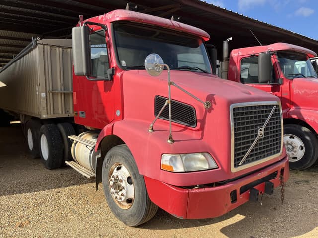 Image of Volvo VNM64T200 equipment image 1