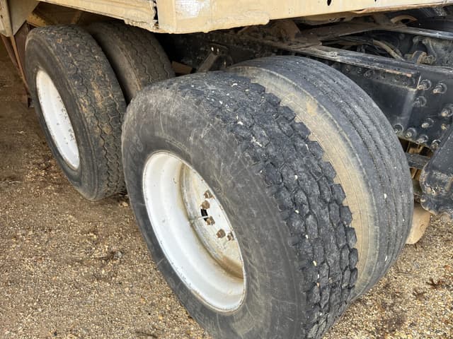 Image of Volvo VNM64T200 equipment image 4