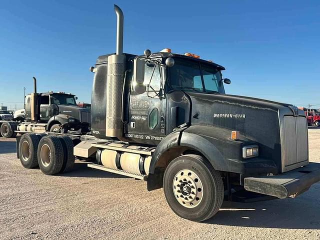 Image of Western Star 4900 equipment image 1