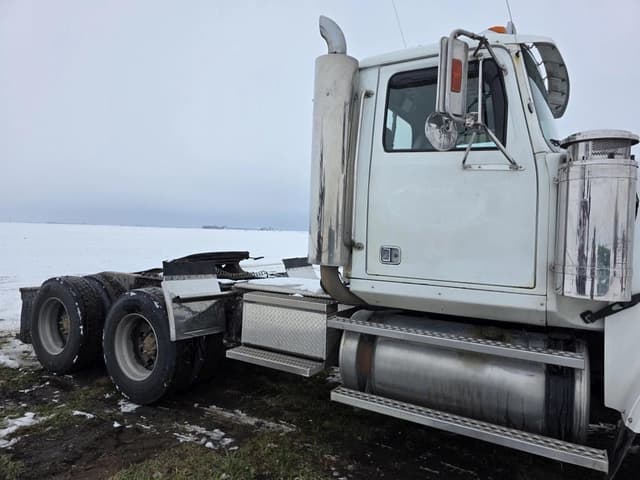 Image of Western Star 4900 equipment image 2