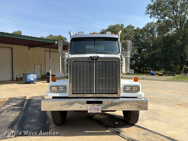 Image of Western Star 4900 equipment image 1