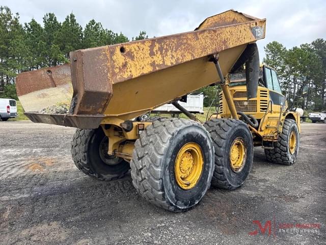 Image of Caterpillar 725 equipment image 2