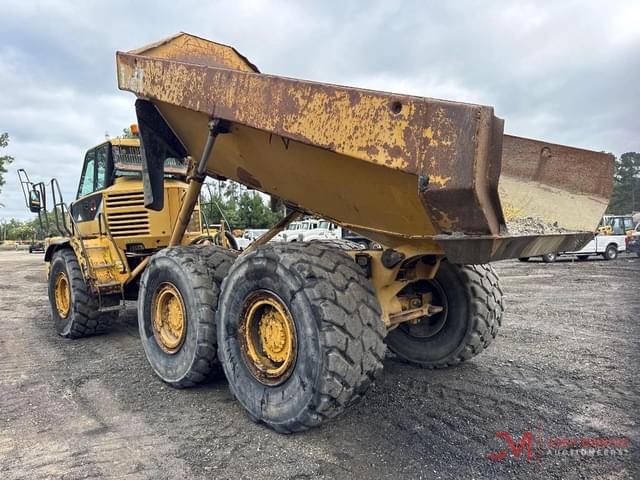 Image of Caterpillar 725 equipment image 3