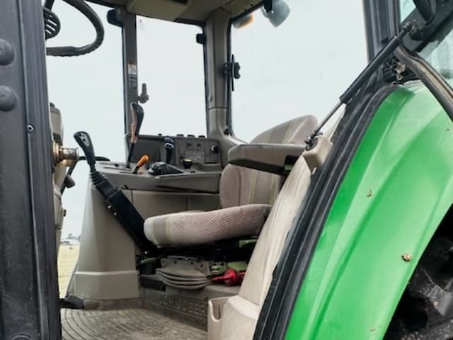 Image of John Deere 7330 equipment image 3