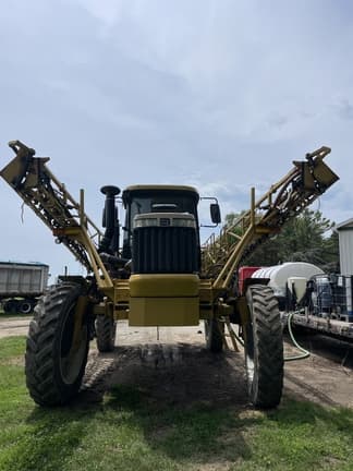 Image of Ag-Chem RoGator 1074 equipment image 2