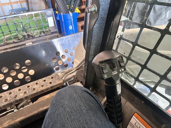 Image of Bobcat S185 equipment image 4