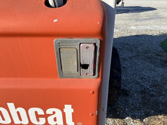 Image of Bobcat S185 equipment image 4