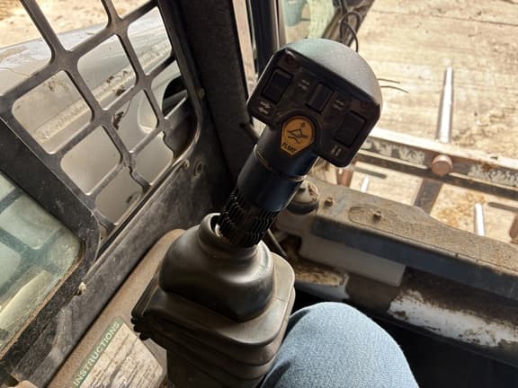 Image of Bobcat S220 equipment image 3