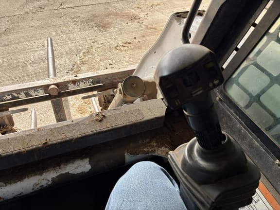 Image of Bobcat S220 equipment image 2