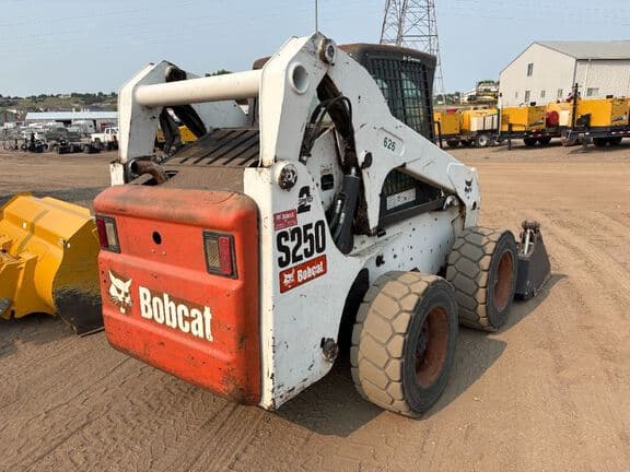 Image of Bobcat S250 equipment image 4