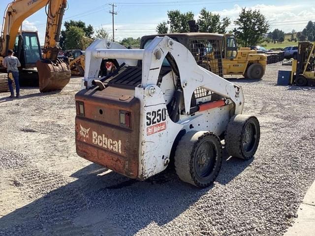 Image of Bobcat S250 equipment image 3