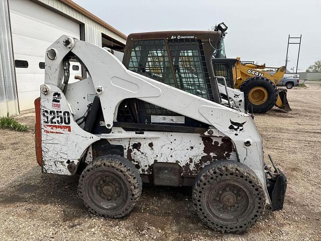 Image of Bobcat S250 equipment image 4