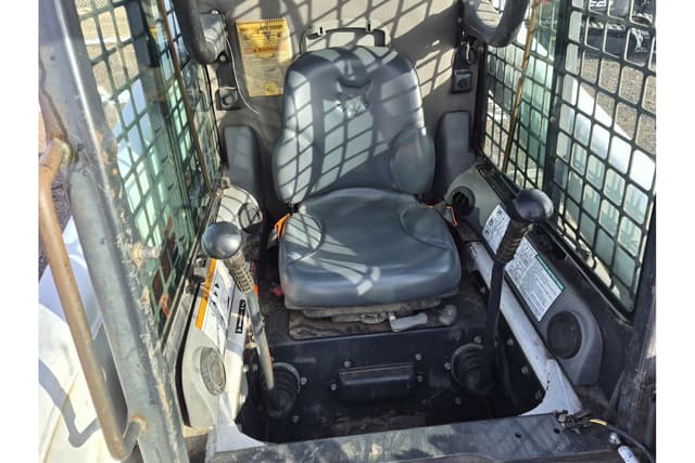 Image of Bobcat T250 equipment image 4