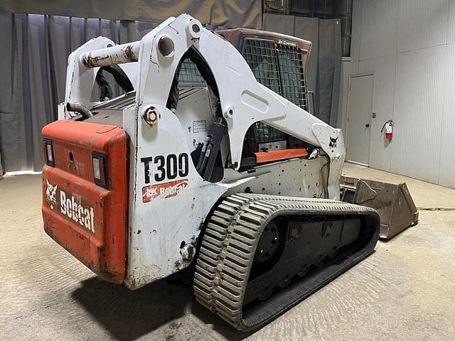 Image of Bobcat T300 equipment image 4