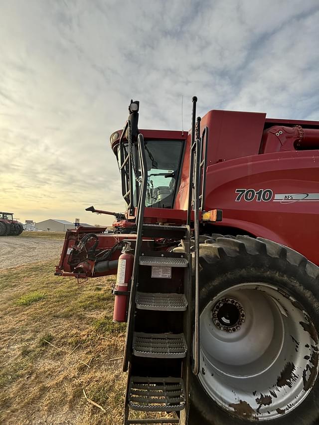 Image of Case IH 7010 equipment image 3