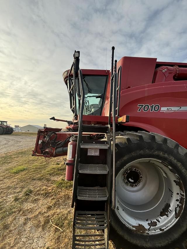 Image of Case IH 7010 equipment image 4