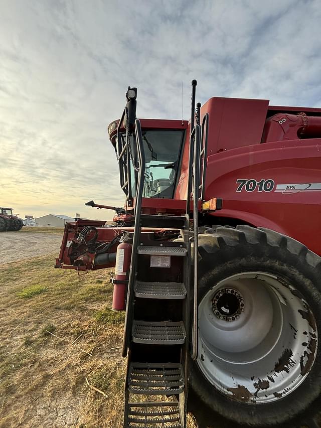 Image of Case IH 7010 equipment image 4