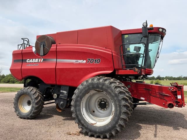Image of Case IH 7010 equipment image 2