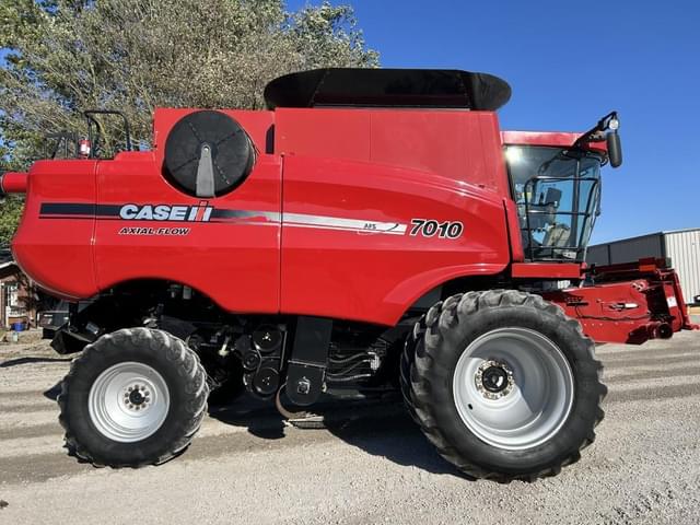 Image of Case IH 7010 equipment image 3