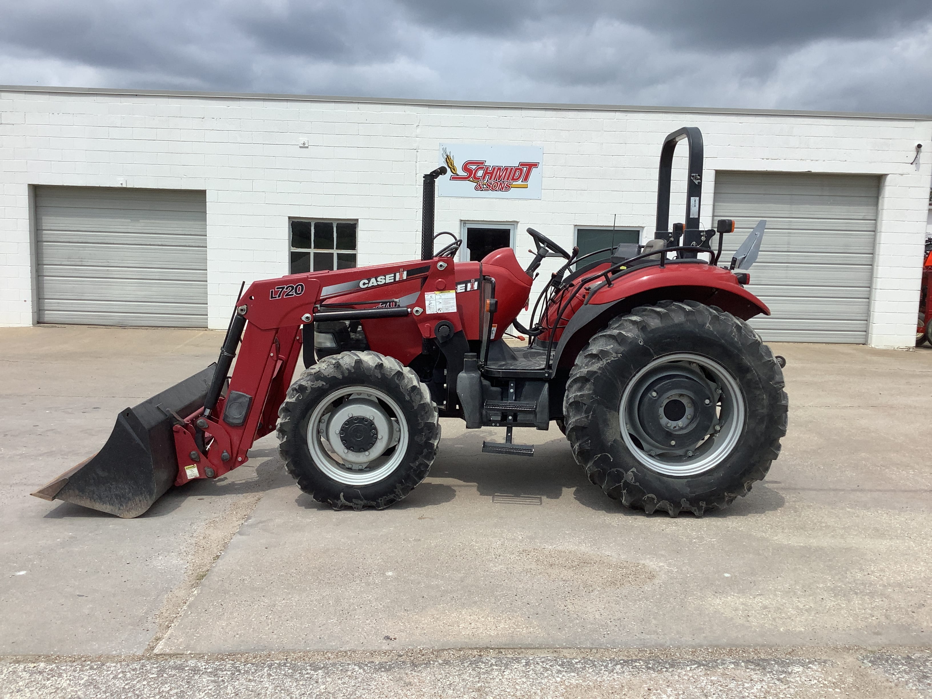 Case IH L720 Equipment Image0