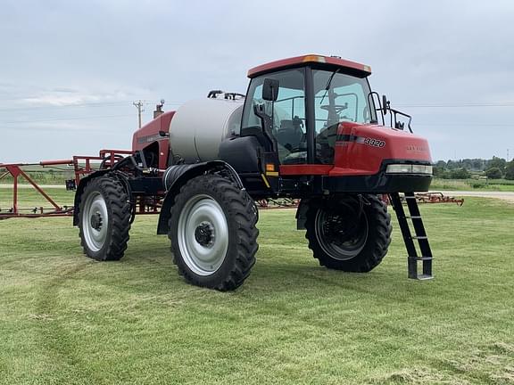 Image of Case IH Patriot 3320 equipment image 2