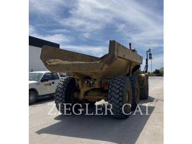 Image of Caterpillar 725 equipment image 1